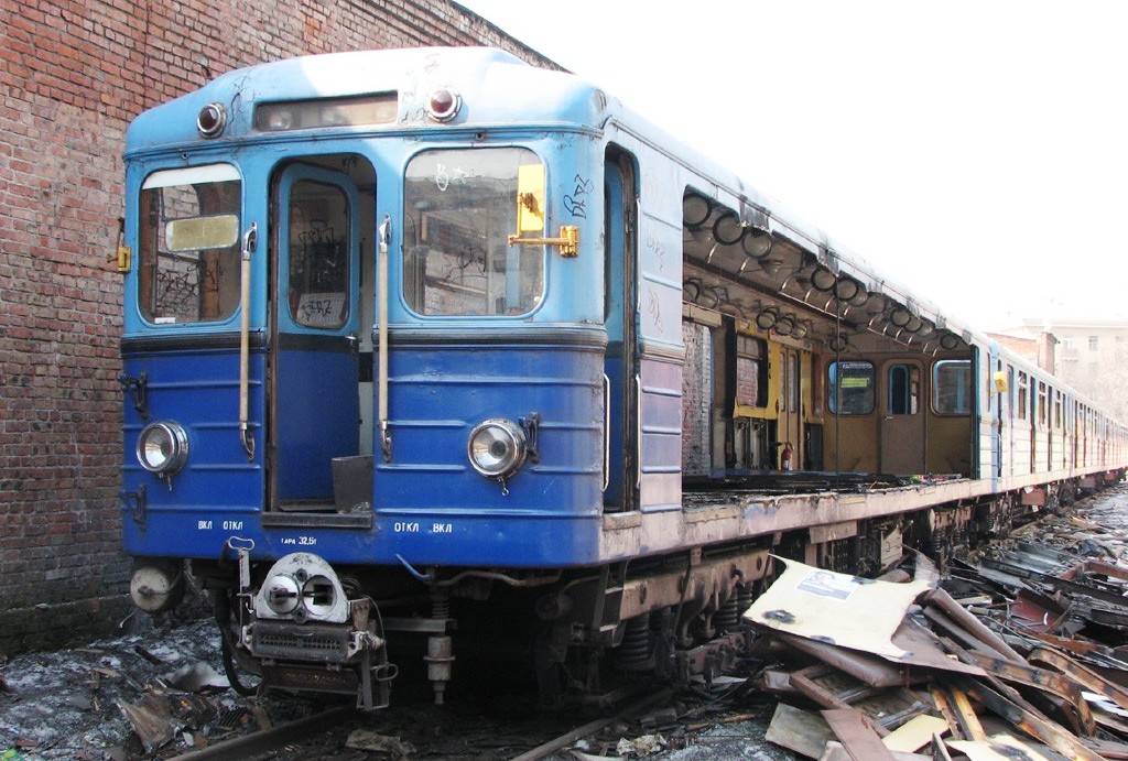 резка вагонов метро